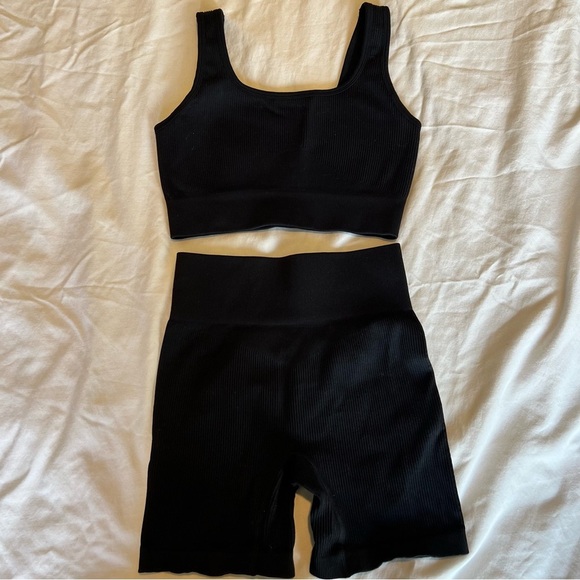 Black Ribbed Sports Bra and Shorts Set - Picture 2 of 4